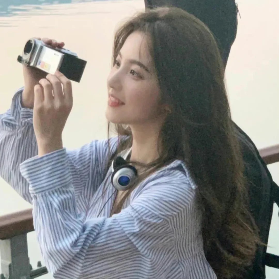 坐推土机的少女
